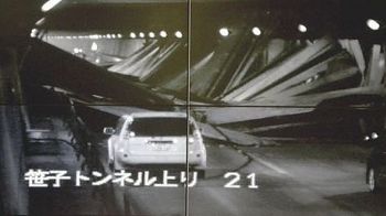 笹子トンネル　崩壊現場内.JPG